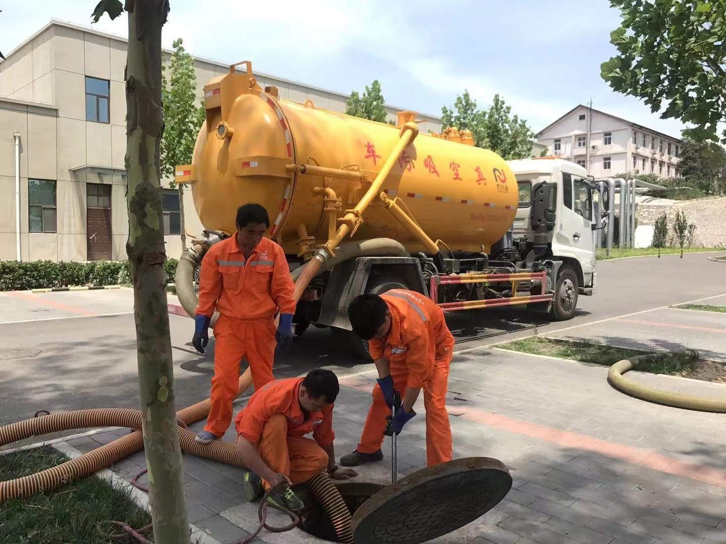 大冶管道疏通车停在窨井附近